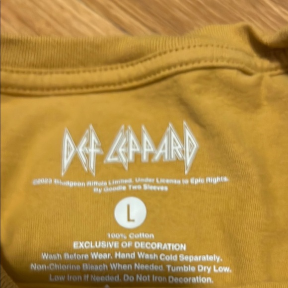 Def Leppard Graphic Short Sleeve Tee - Mustard worn one time for concert large - Picture 4 of 4